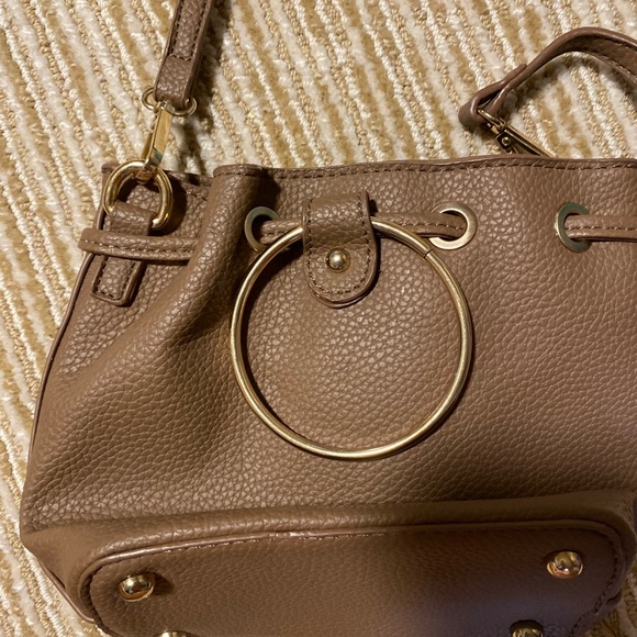 Small brown synch cross body bag. - Picture 2 of 7